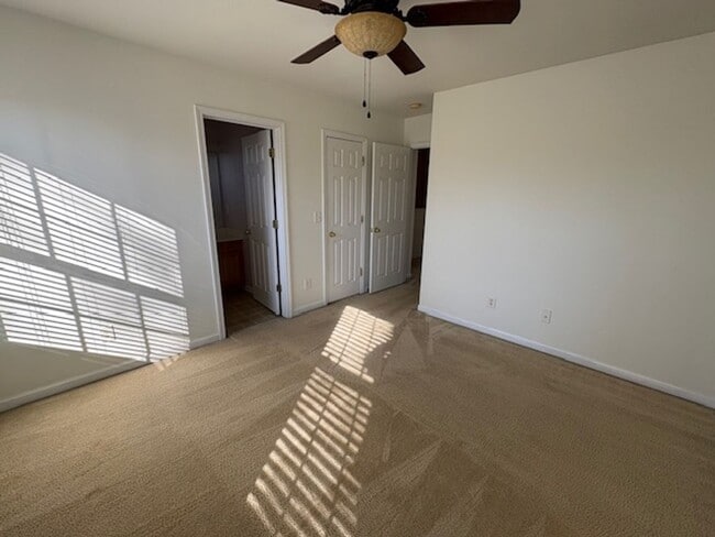 Building Photo - Cozy Living