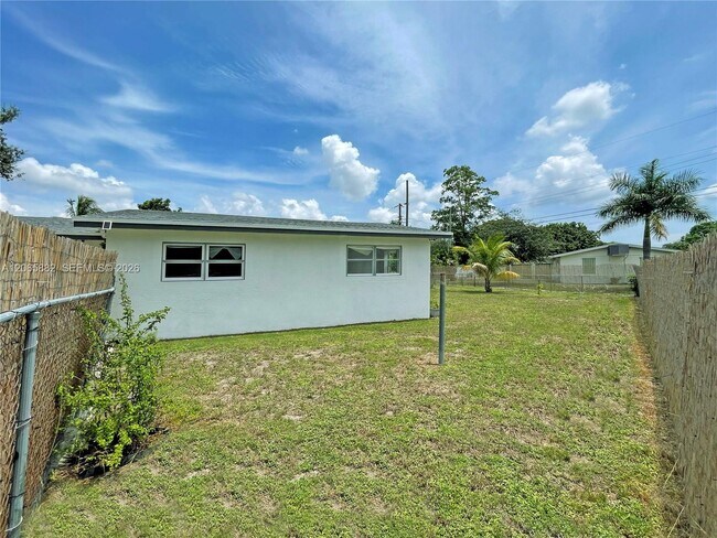 Building Photo - 1606 NW 12th Ave