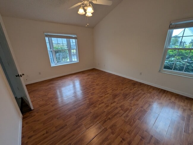 Building Photo - 108 N Lake Cir