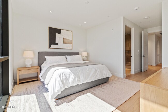 Building Photo - 5000 N Camelback Rdg Dr