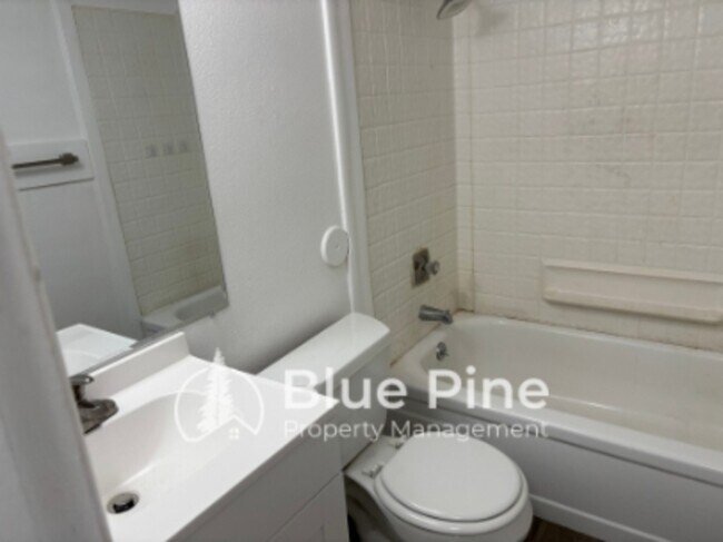 Building Photo - 411 Gladstone St