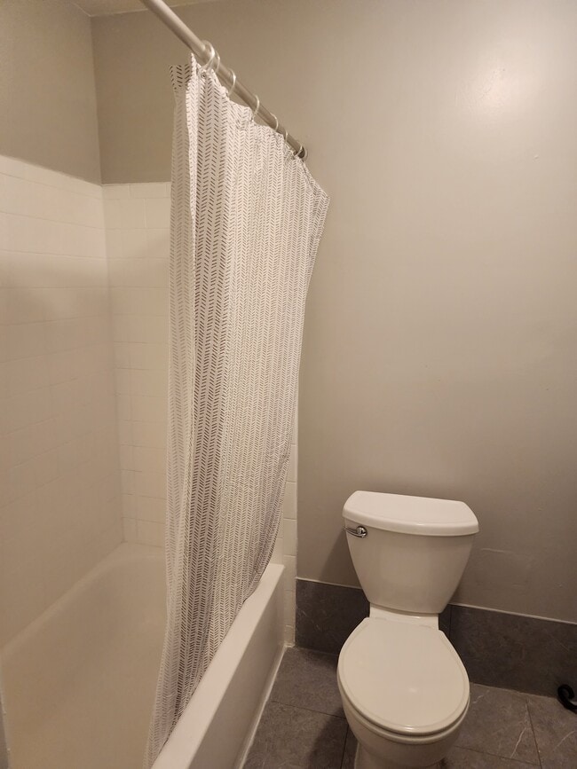 Full upstairs hall bath - 51 Edinborough Ct