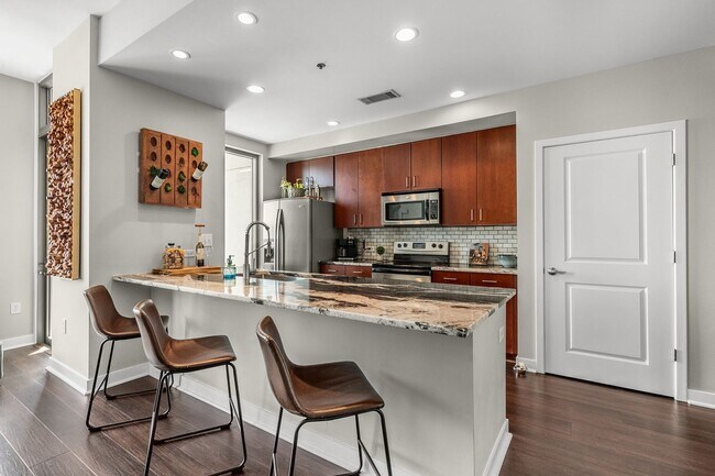 Building Photo - Charming 2BR Condo in Midtown Atlanta
