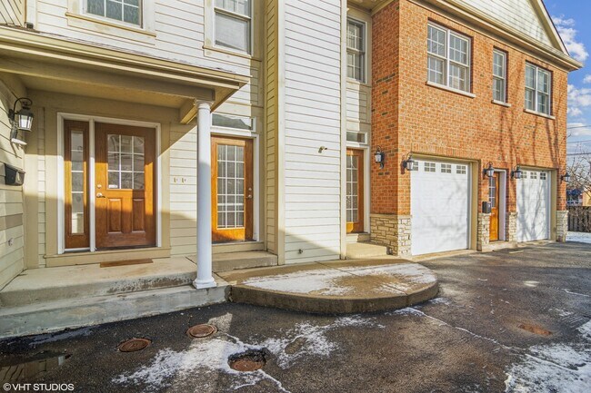 Building Photo - 215 S Evergreen Ave