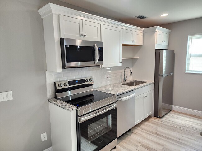 Building Photo - Magnificent 1 bedroom, 1.5 bathroom condo ...