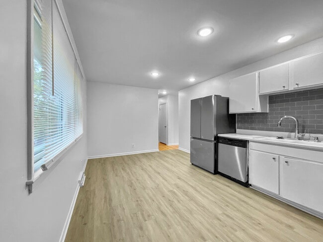 Building Photo - Charming and Spacious 4-Bedroom, 2-Bathroo...
