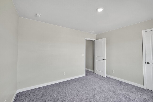 Building Photo - $3,190.95 - 5 Bed, 3 Bath Home in Thornton with Cozy Fireplace and Fenced-in Yard