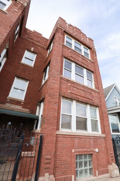 Building Photo - 5610 N Ashland Ave