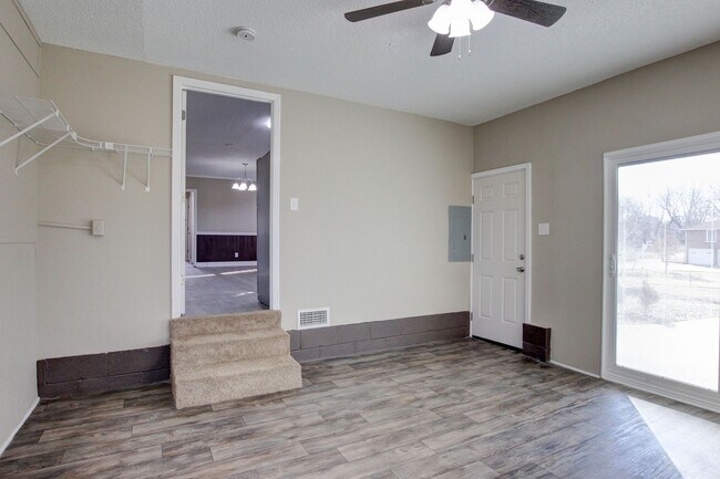 Building Photo - Three Bedroom Home Close to Ft. Campbell