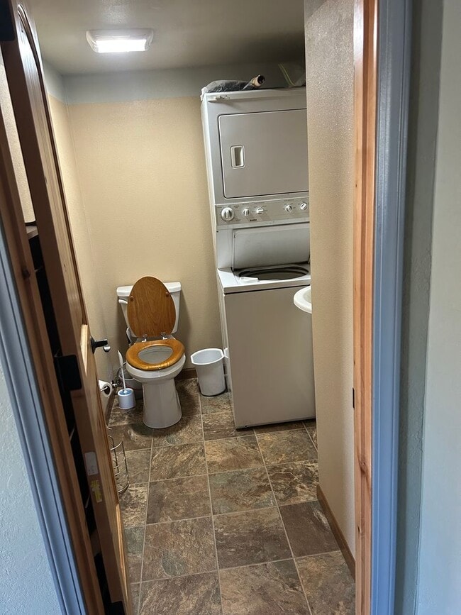 Building Photo - Fully furnished large 1 bedroom