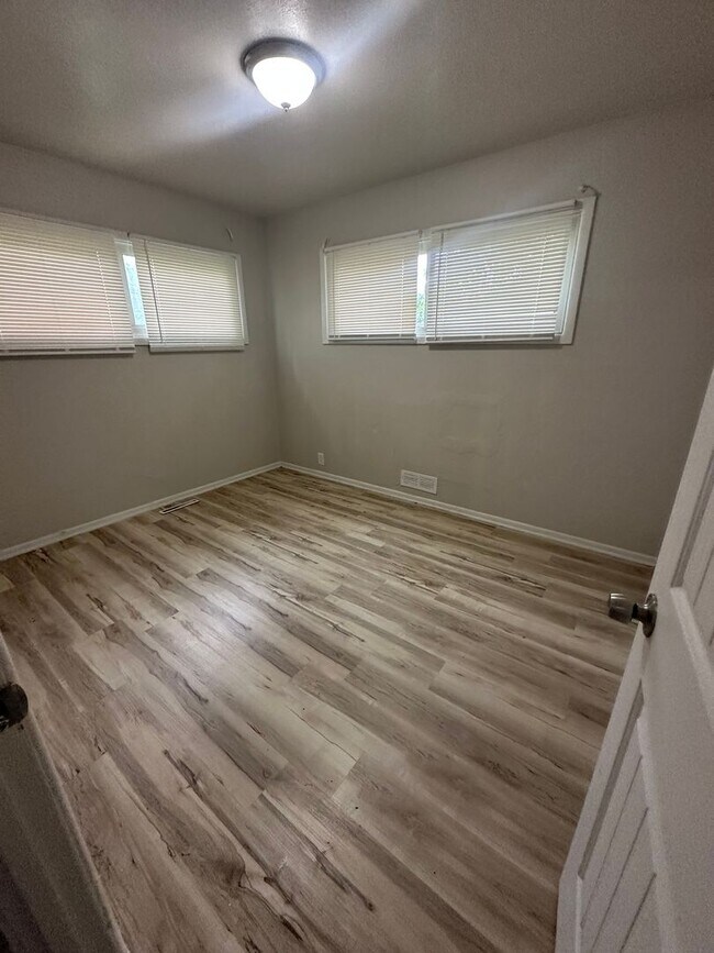 Building Photo - 3 bedroom 1 Bath