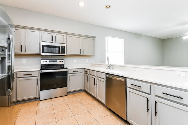 Building Photo - 323 Higher Combe Dr