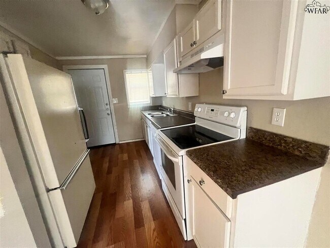 Building Photo - 2006 Bell St