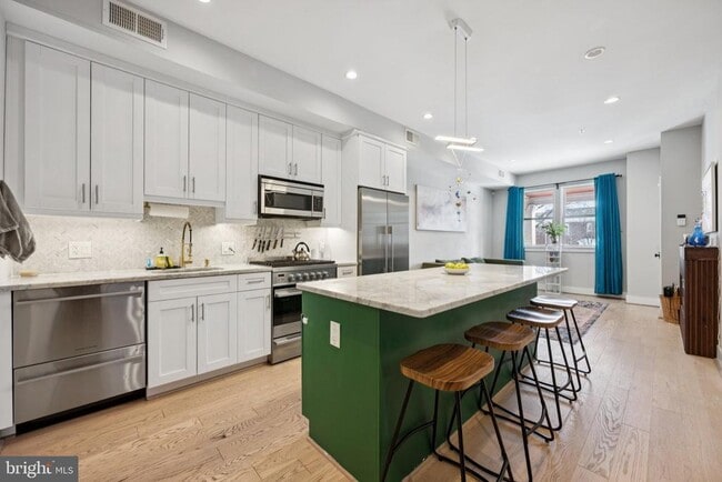 Building Photo - 1636 Trinidad Ave NE