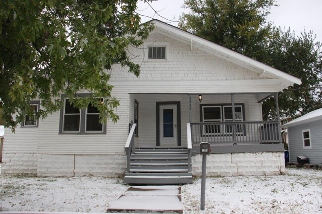 Building Photo - 2 Bedroom 1 Bath Home