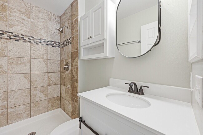 Building Photo - $2,595.95-4 Bed/ 3 Bath-Charming home in Colorado Springs with Central AC