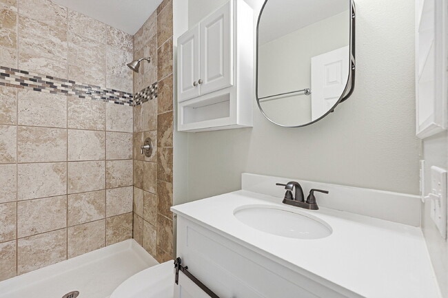 Building Photo - $2,695.95-4 Bed/ 3 Bath-Charming home in Colorado Springs with Central AC