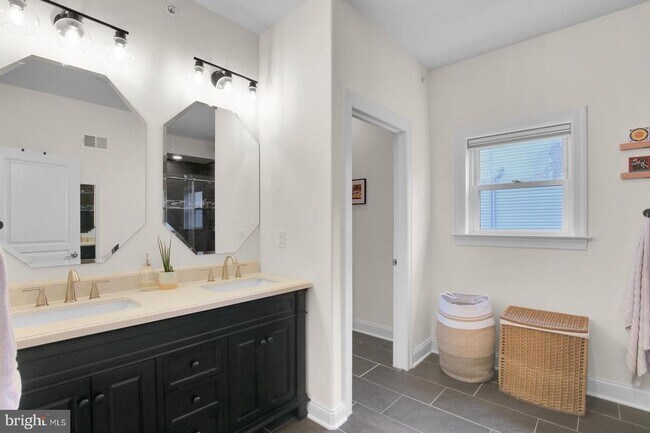 Building Photo - 1715 N Howard St