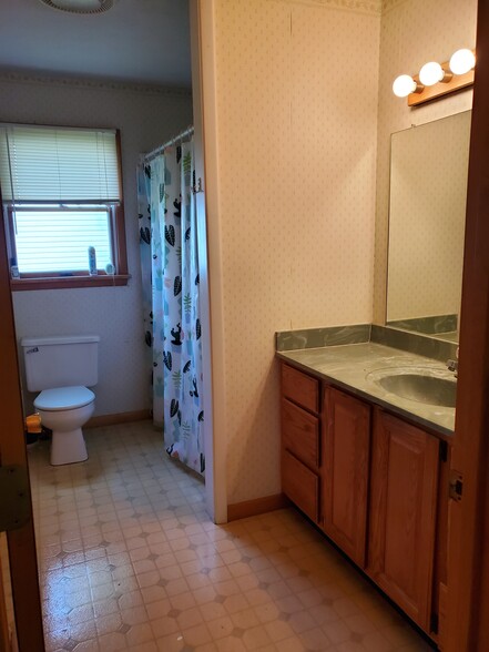 Master bathroom - 1143 W Gore Rd