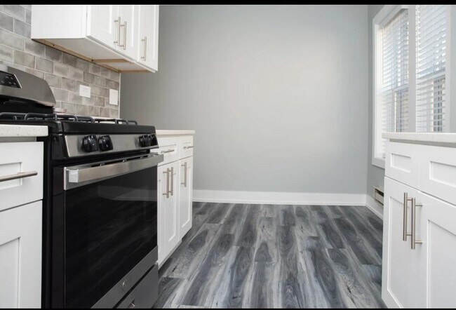 Building Photo - 0 bedroom in Chicago IL 60613