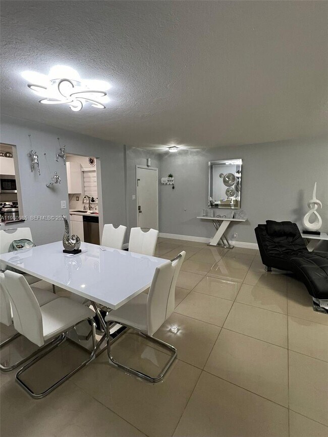 Building Photo - 13715 Kendale Lakes Cir