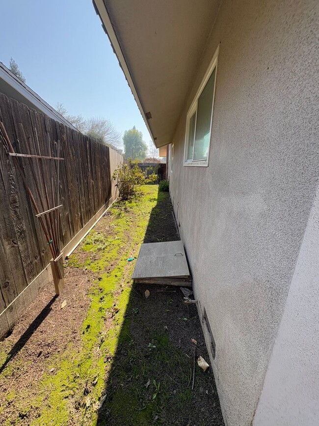 Building Photo - NW Visalia Home Near Country Club Availabl...