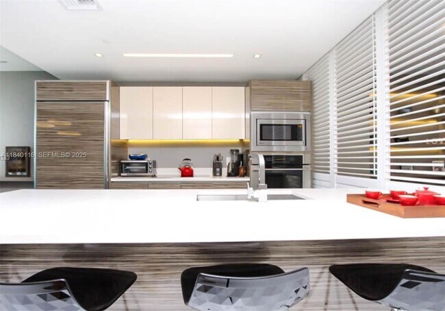 Building Photo - 460 NE 28th St