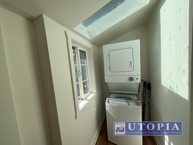 Building Photo - Charming, Sun-Filled 2BD/1BA Home on Quiet...