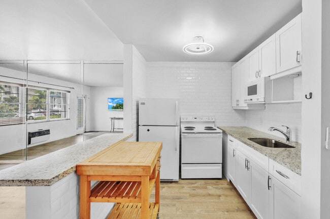 Building Photo - 127 Westbury E
