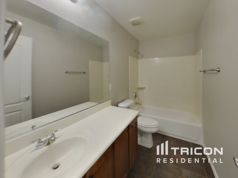 Building Photo - 4930 E Del Rio Dr
