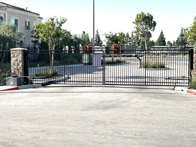 Building Photo - 1014 W Buttercup Ln