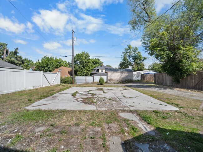 Building Photo - Near Campus! Cozy & Convenient Living