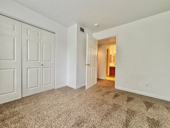 Building Photo - Charming Main floor 2 bed, 2 bath Condo