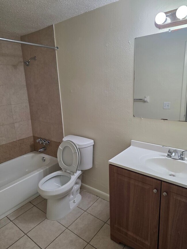 Building Photo - 414 28th Ave W