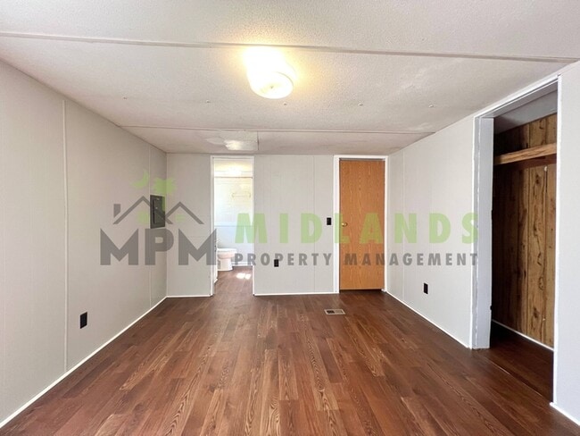 Building Photo - 2413 S Lake Dr