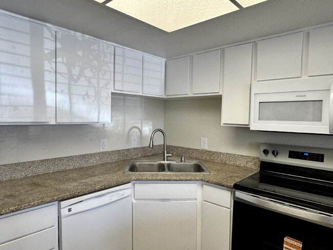 Building Photo - 2BR condo convenient location