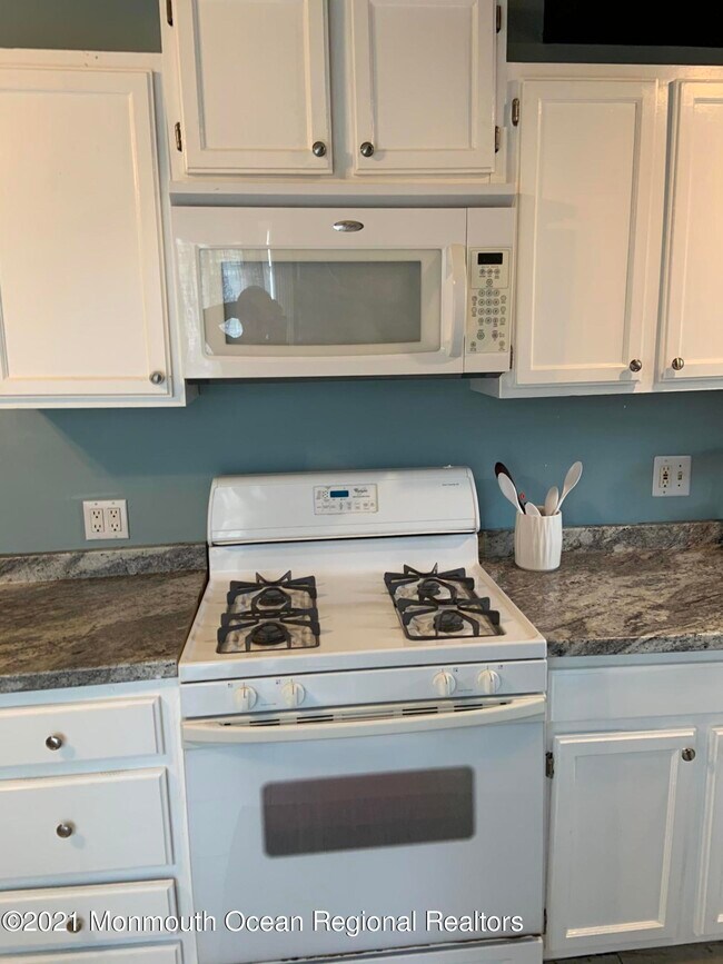 Building Photo - 33 Broadway