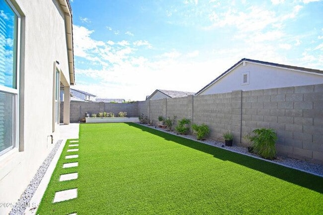 Building Photo - 10549 W Albert Ln