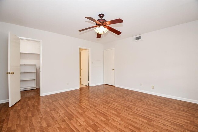 Building Photo - 2824 Briarhurst Dr