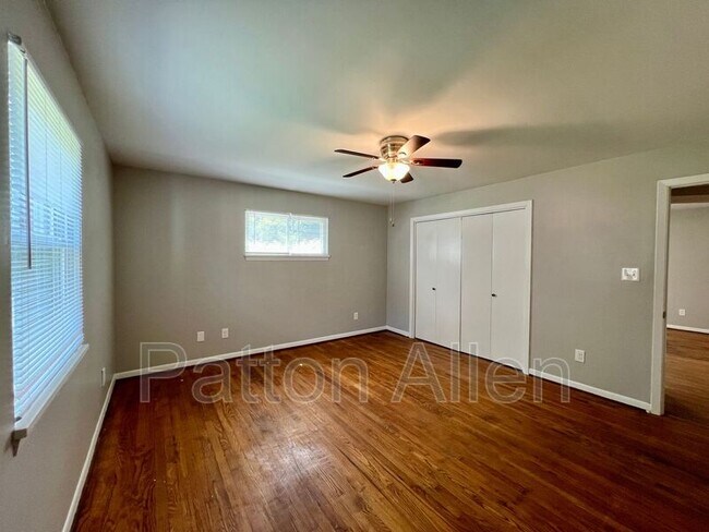 Building Photo - 1020 Hendersonville Rd