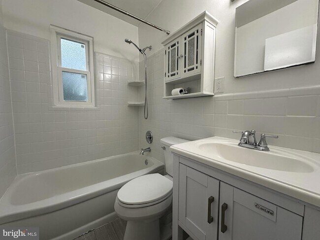 Building Photo - 2237 Highland Ave