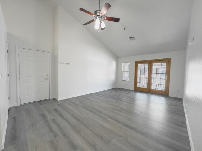 Building Photo - Spacious, NEWLY RENOVATED 3-Bedroom, 2-Bathroom Condo in Bountiful!