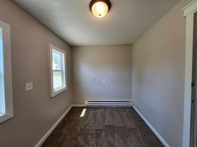 Building Photo - 3 Bedroom, 1 Bathroom Duplex with quick ac...