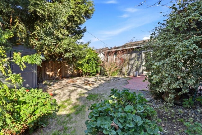 Building Photo - 954 Sunlite Dr