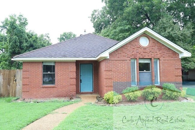 Building Photo - Beautiful 2 bedroom / 2 bath home with a fenced in yard!!