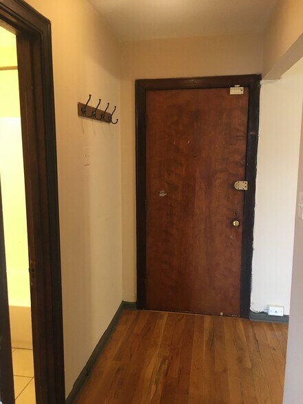 Building Photo - 1211 W Elmdale Ave