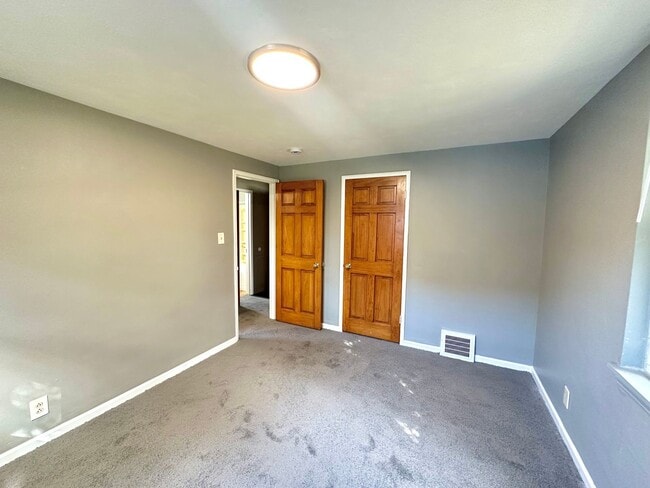 Building Photo - 4 Bed/1.5 Bath Home in Penn Hills - Off-St...