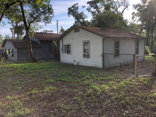 Building Photo - 1-Bedroom, 1-Bathroom Home in Deland - Imm...