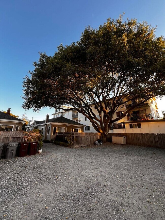 Building Photo - Welcome To Your New Home In The Heart Of O...