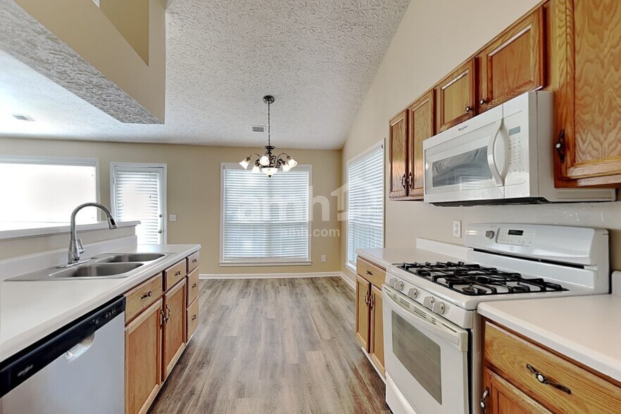 Building Photo - 2510 Baysridge Dr NW